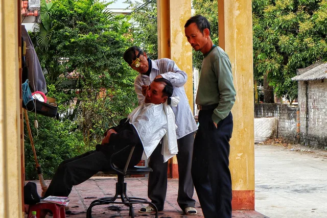 vietnam, hairdresser, in the free, outdoors, beauty, village street, barber, cut hair, headlamp. Seven first-year barbershop failures to catch before you start